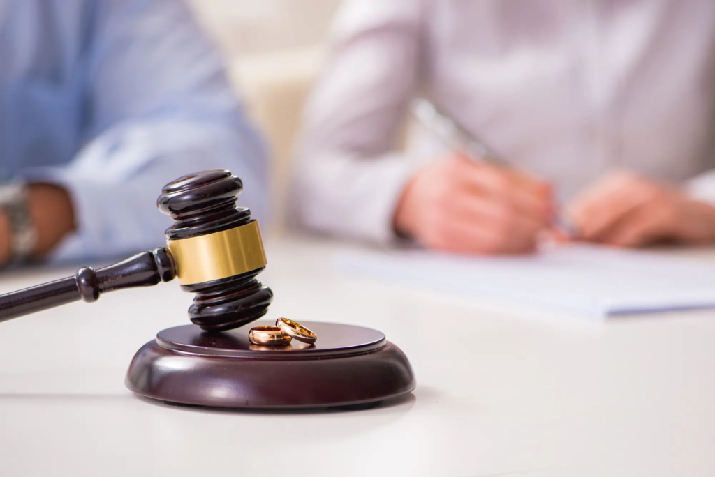 How a Divorce Lawyer Can Help You Navigate the Legal Process